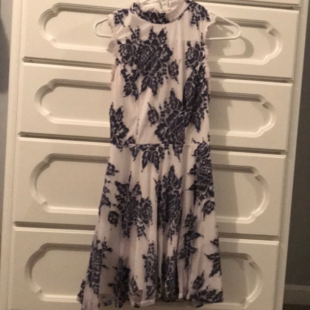 Short lace dress